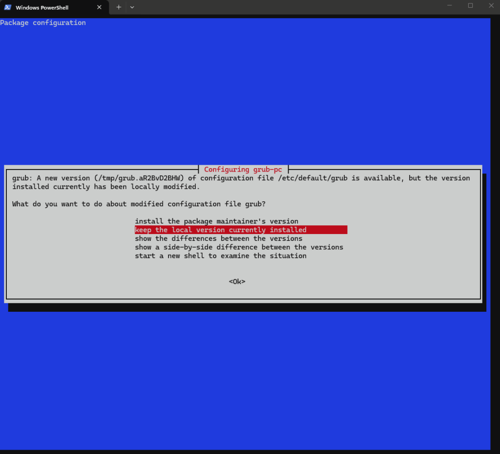 Écran bleu de configuration du paquet grub-pc proposant de garder la version locale du fichier de configuration
