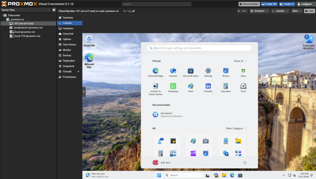 Bureau Windows 11 avec le menu Démarrer ouvert dans la console Proxmox hébergée sur Azure